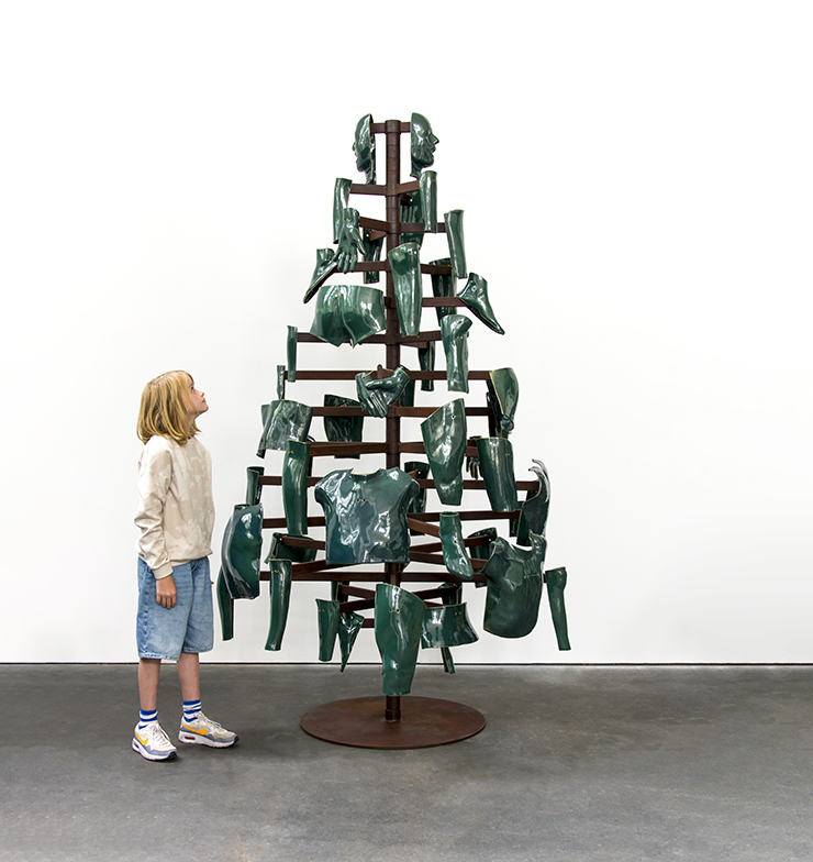<Our Holding in Their Gaze(그들이 응시하는 우리의 쥠)>, 2023, 세라믹, 녹슨 철재, 황동철사, 오일, 255x155cm. Courtesy of the artist and palace enterprise, Copenhagen