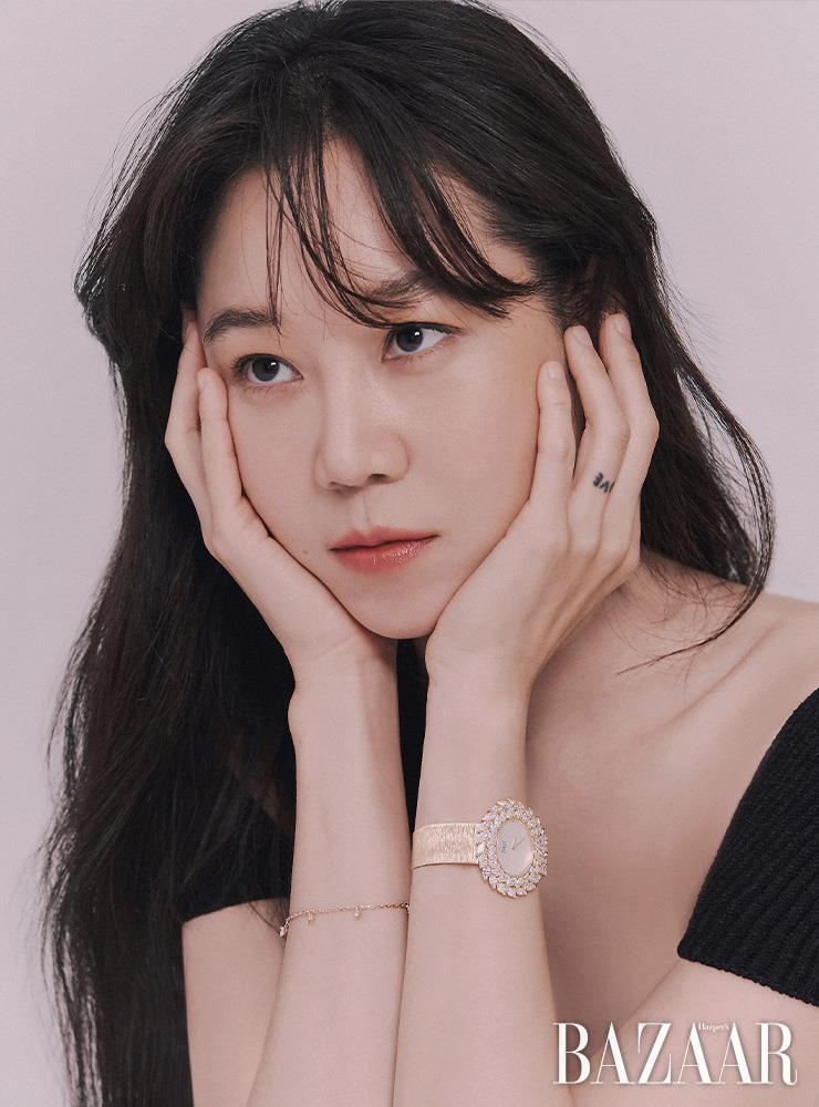 18K 핑크 골드에 7개의 다이아몬드가 장식된 ‘피아제 선라이트 브레이슬릿’, 다이아몬드가 세팅된 ‘라임라이트 크리에이티브 워치’는 모두 Piaget. 톱은 Khaite by 10 Corso Como.