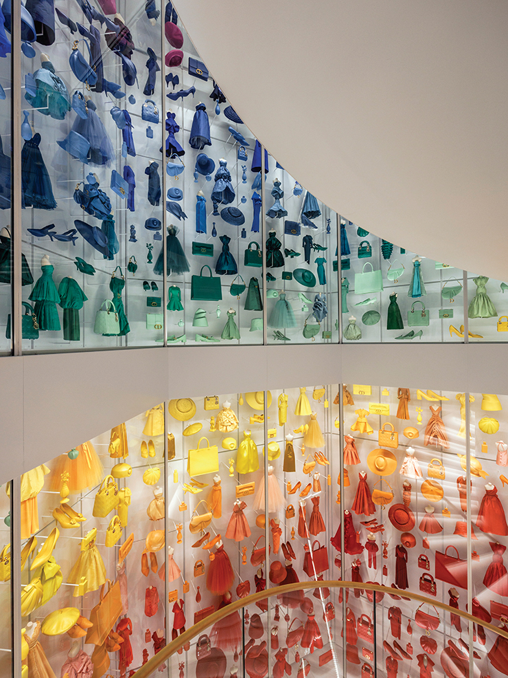 라 갤러리 디올에 설치된 시선을 압도하는 나탈리 크리니에르(NathalieCrini&egrave;re)의 작품. &copy;Kristen Pelou