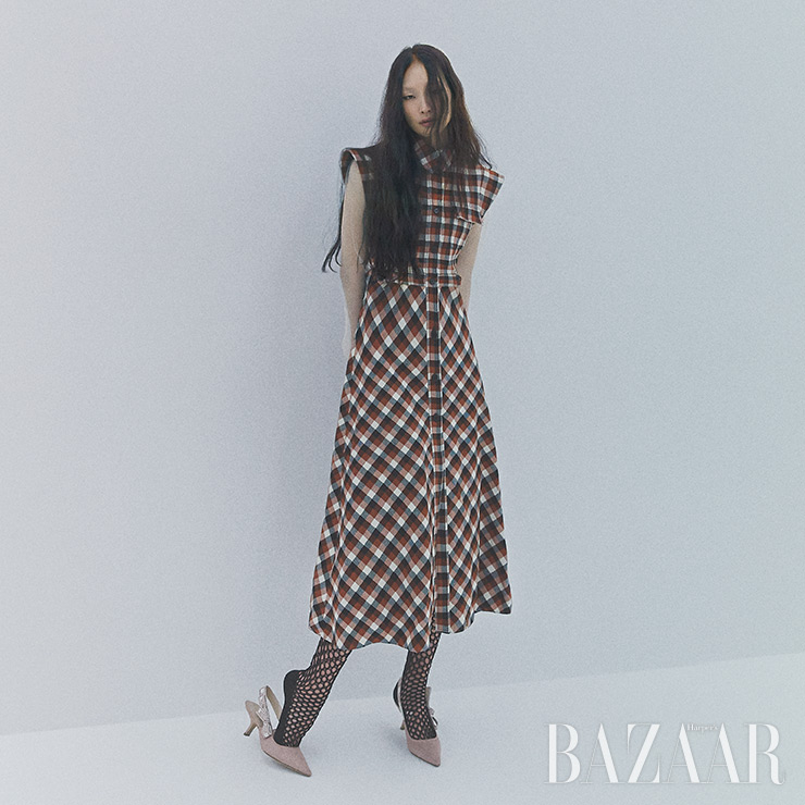 시스루 셔츠, 체크 드레스, 망사 스타킹, ‘자디올’ 슬링백 펌프스는 모두 Dior.