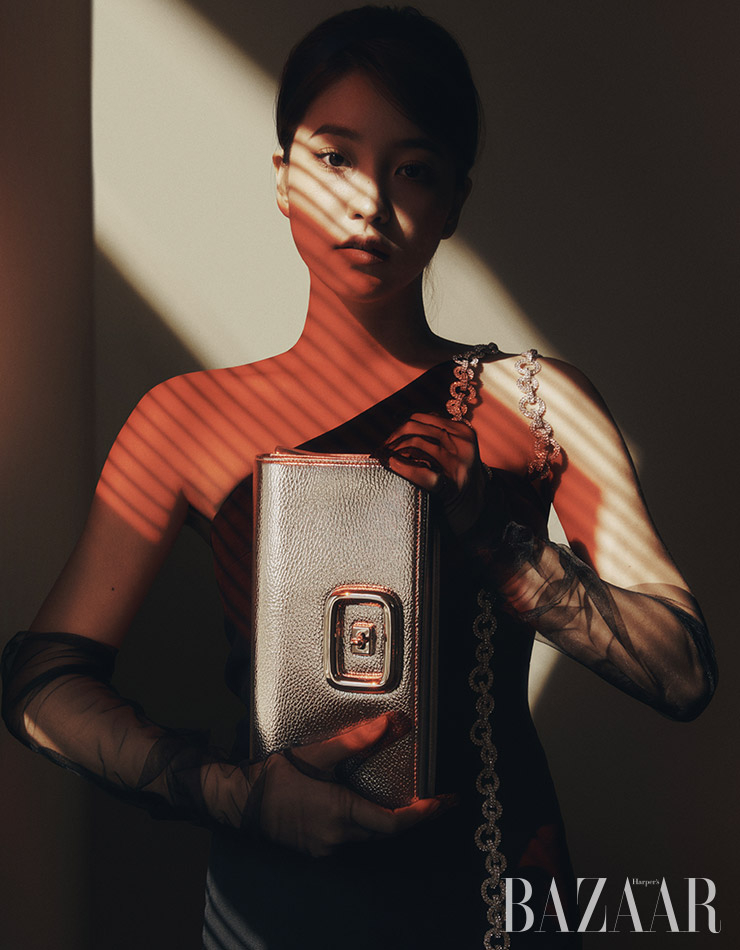 ‘비브 쇼크’ 백은 Roger Vivier. 드레스는 David Koma by Net-A-Porter.
