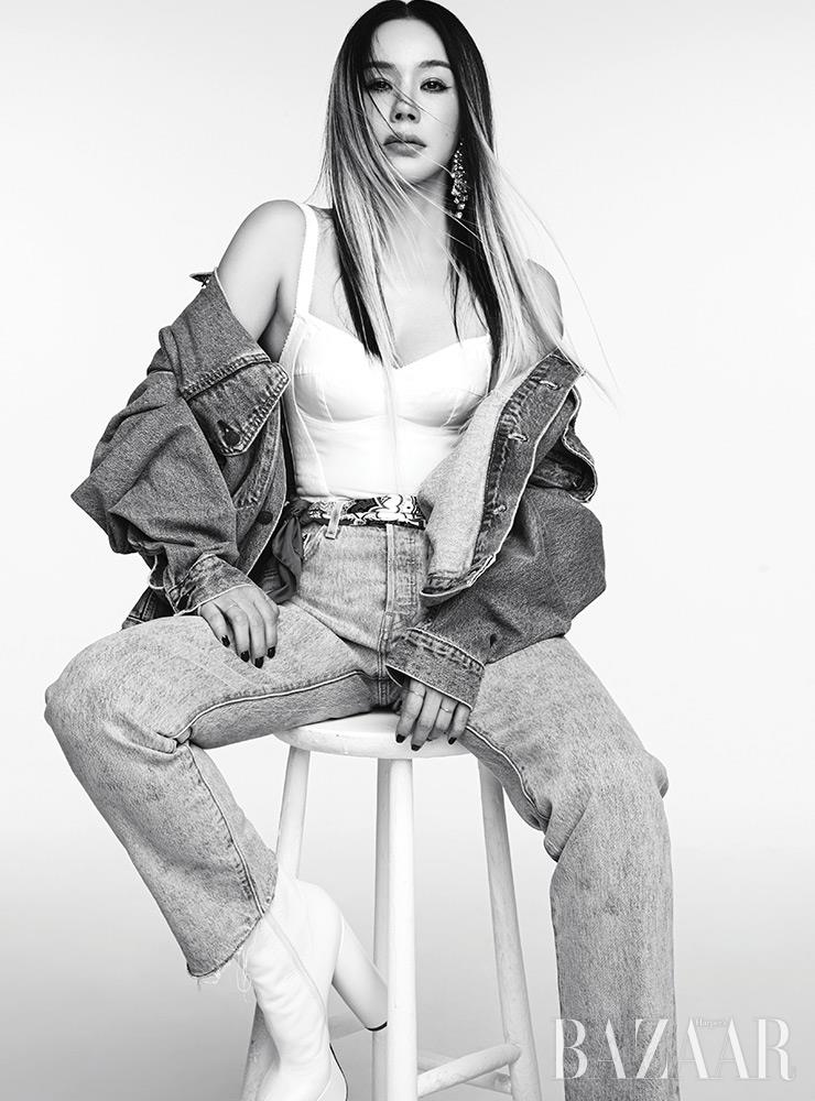 스테이 루즈 트러커 재킷은 12만9천원, 501ⓡ 오리지널 크롭트 진은 12만9천원 Levi’s. 이너 톱, 부츠, 귀고리, 벨트로 연출한 스카프는 모두 스타일리스트 소장품.