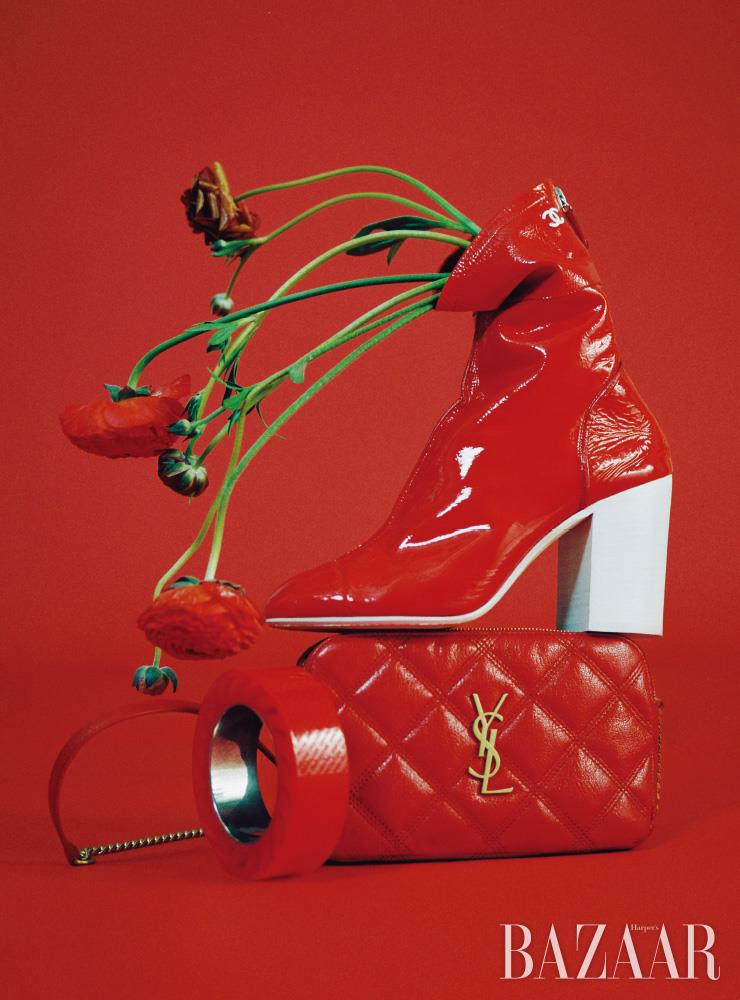 앵클부츠는 Chanel. 체인 백은 Saint Laurent by Anthony Vaccarello. 뱅글은 Balenciaga.