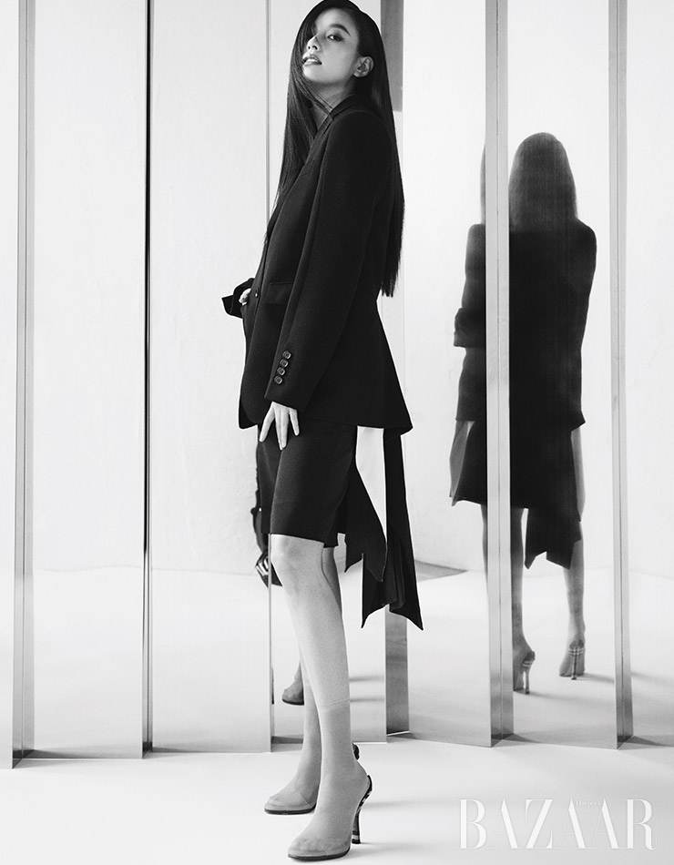 재킷, 컬러 블로킹 보디수트, 쇼츠, 삭스 부티는 모두 Burberry.