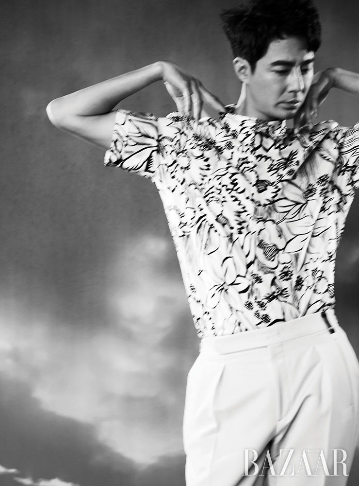 셔츠, 팬츠는 모두 Fendi.