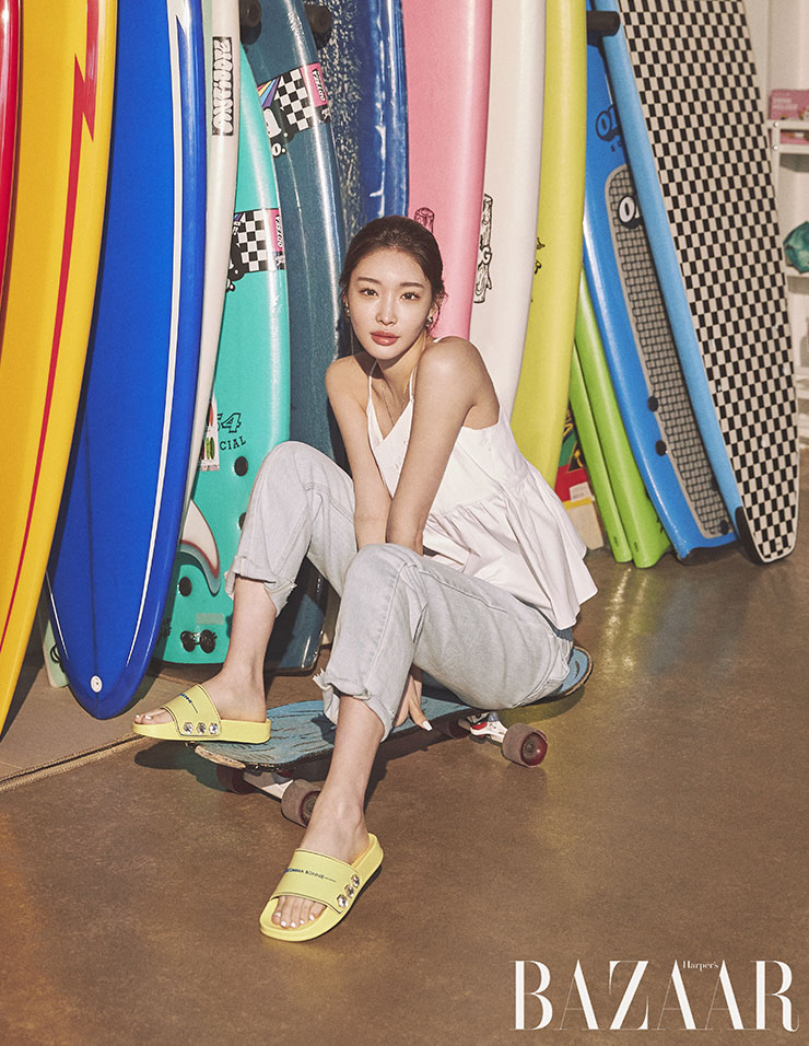 옆 라인에 볼드한 크리스털로 포인트를 준 코치(Kochi) 슬라이드는 12만8천원, Suecomma bonnie. 화이트 톱은 The centaur, 데님 팬츠는 Johnny hates jazz, 이어링과 네크리스는 Mzuu.