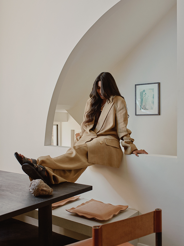 실크 재킷, 트라우저는 The Row. 샌들은 Hermès.