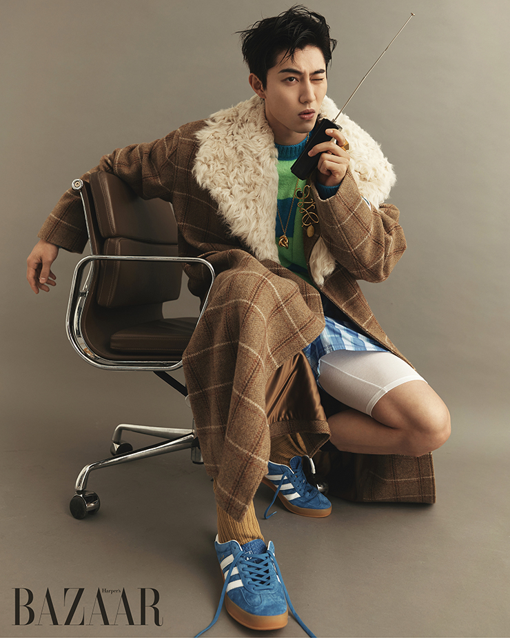 시어링 체크 코트는 Navy by Beyond Closet. 스트라이프 니트는 JW Anderson. 목걸이는 Portrait-Report. 브로치는 Loewe. 스니커즈는 Adidas. 트렁크, 레이어드한 언더 팬츠, 양말은 모두 스타일리스트 소장품.