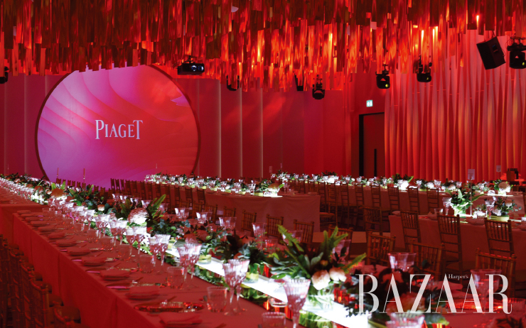 붉은 석양과 금빛 오아시스를 담은 화려한 디너 파티장. 