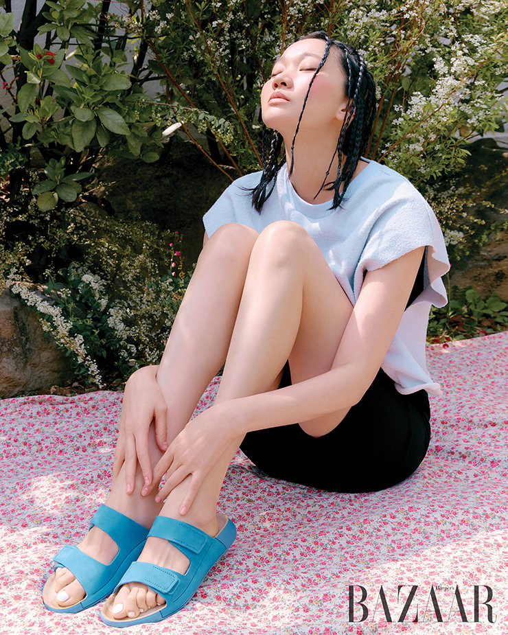 ‘세컨드 코즈모’ 슬라이드는 Ecco.티셔츠는 Nylora. 바이커 쇼츠는 Instantfunk.