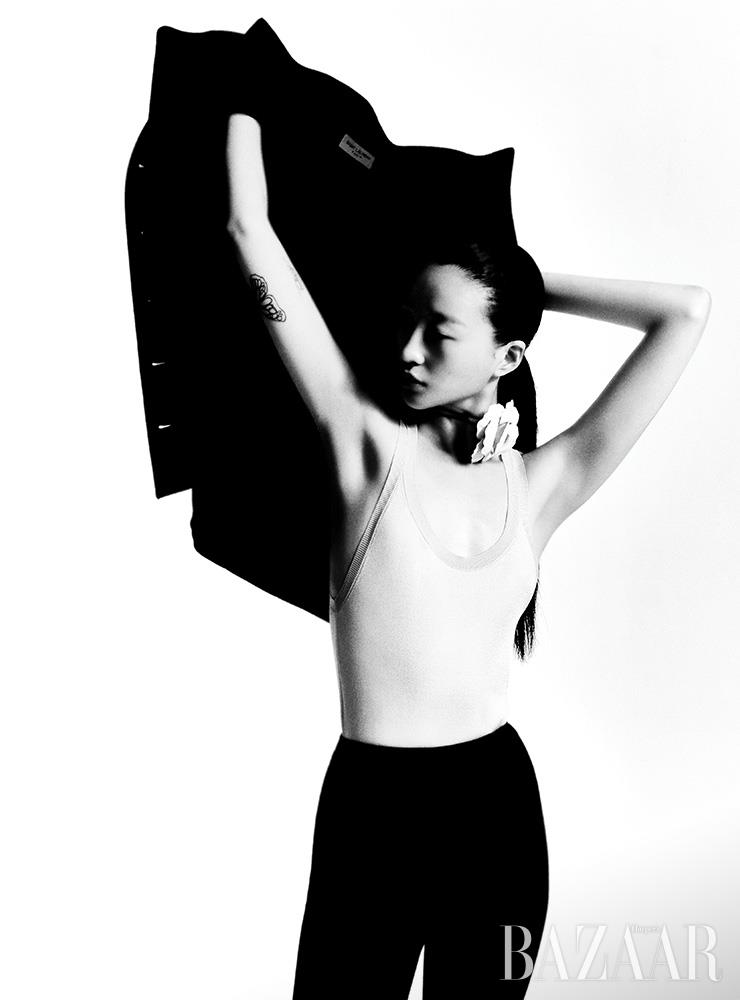 재킷, 바이커 쇼츠, 플라워 모티프 초커는 모두 Saint Laurent by Anthony Vaccarello. 보디수트는 Hermes.