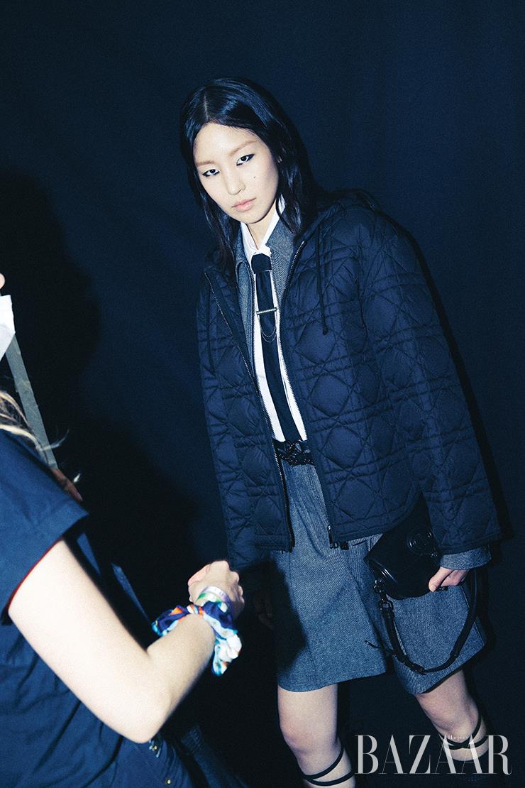 카리스마를 풍기며 <바자> 카메라와 아이 컨택트 중인 김도현.