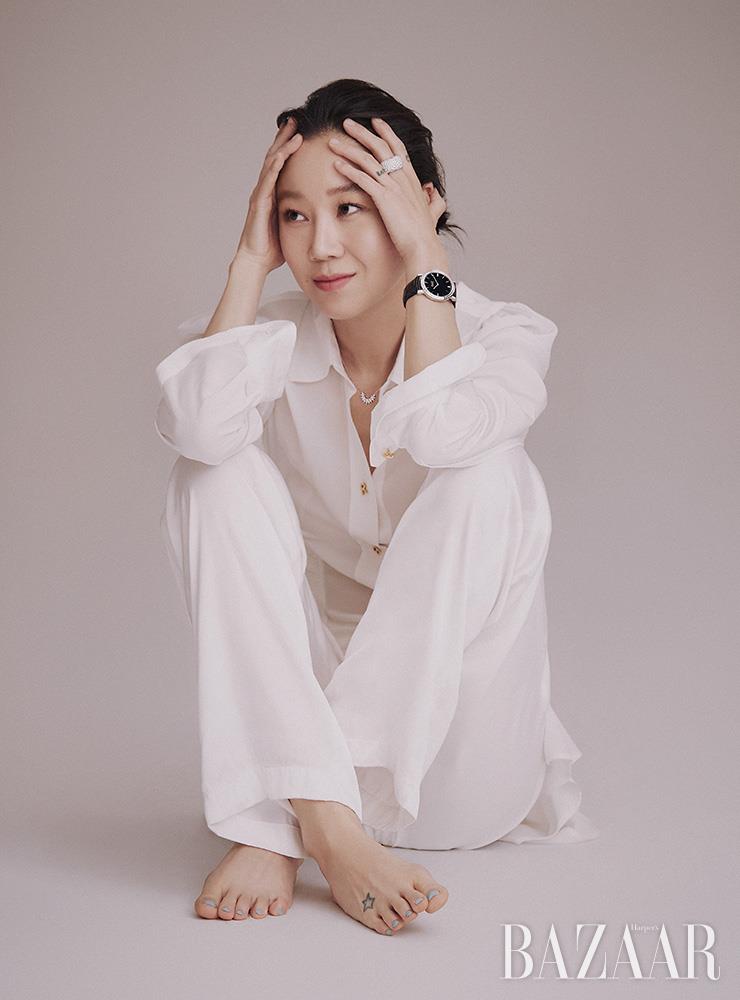 2백50개의 다이아몬드가 장식된 ‘피아제 선라이트 링’, 18K 화이트 골드 케이스에 88개의 개별 번호가 부여된 리미티드 에디션 ‘알티플라노 워치’, 트라이앵글 모티프의 ‘피아제 선라이트 스몰 펜던트’는 모두 Piaget. 셔츠는 Burberry. 팬츠는 Goen.J.