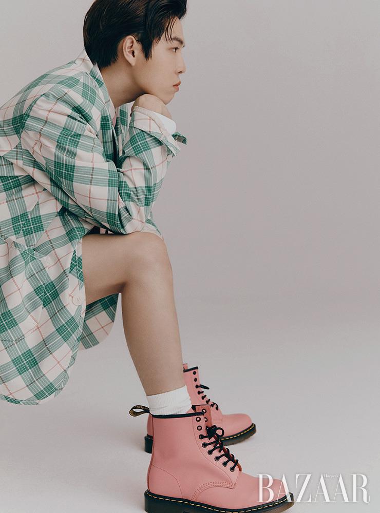 체크 수트는 Chancechance. 워커는 Dr. Martens.셔츠, 넥타이는 모두 스타일리스트 소장품.