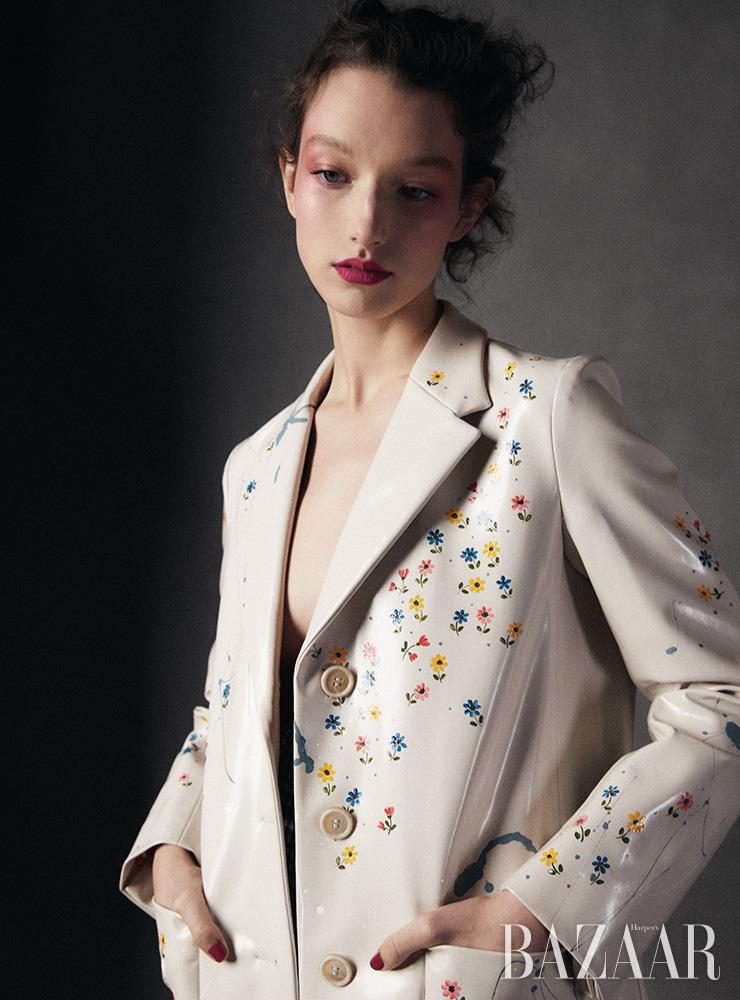 코트는 Miu Miu.