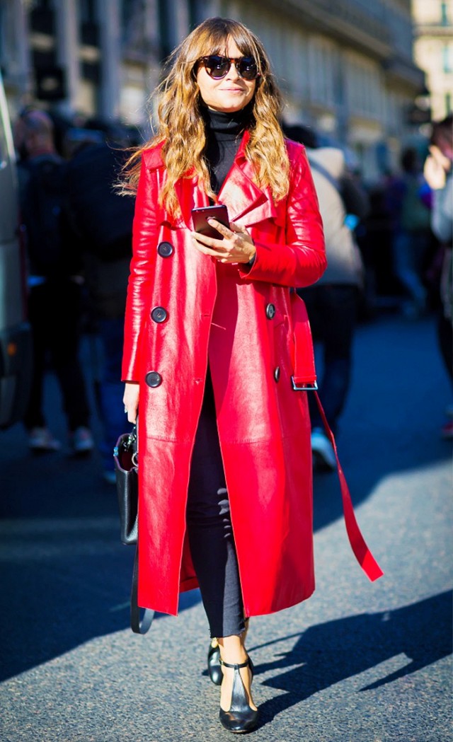 강렬한 레드 컬러코트를 입은미로슬라바 듀마