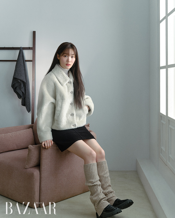  울 믹스 블루종 무스탕 점퍼는 45만9천원, 터틀넥 베이식 풀오버는 9만9천원, 코듀로이 미니스커트는 18만9천원, 울 레그 워머는 7만9천원 모두 On&On.