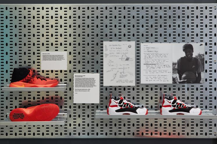 스니커즈 언박스드 런던 전시 전경_퍼포먼스 섹션 Nike Kyrie 2와 Nike Air Swoopes II / 런던 디자인 뮤지엄 제공_ Photo by ⓒEd Reeve
