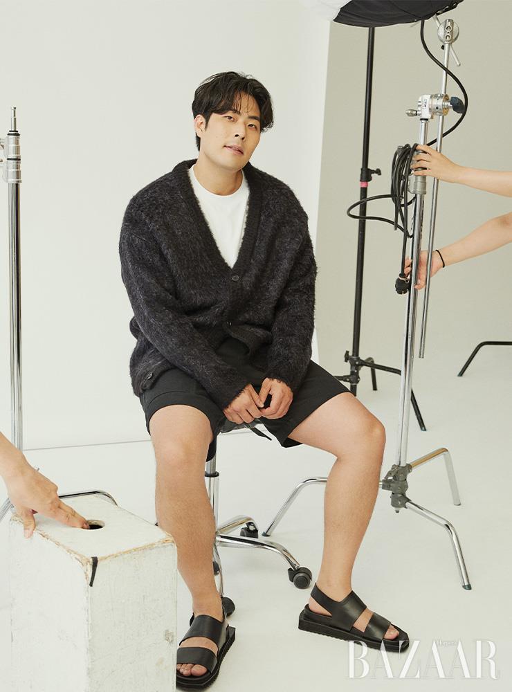 니트 카디건, 티셔츠, 카고 쇼츠는 Beentrill. 샌들은 Rekken.