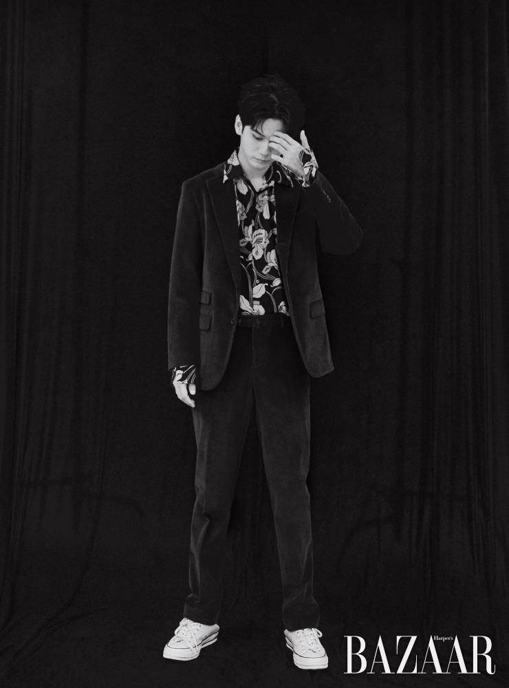 코듀로이 수트는 Man On The Boon. 플라워 셔츠는 Reiss. 스니커즈는 Converse.