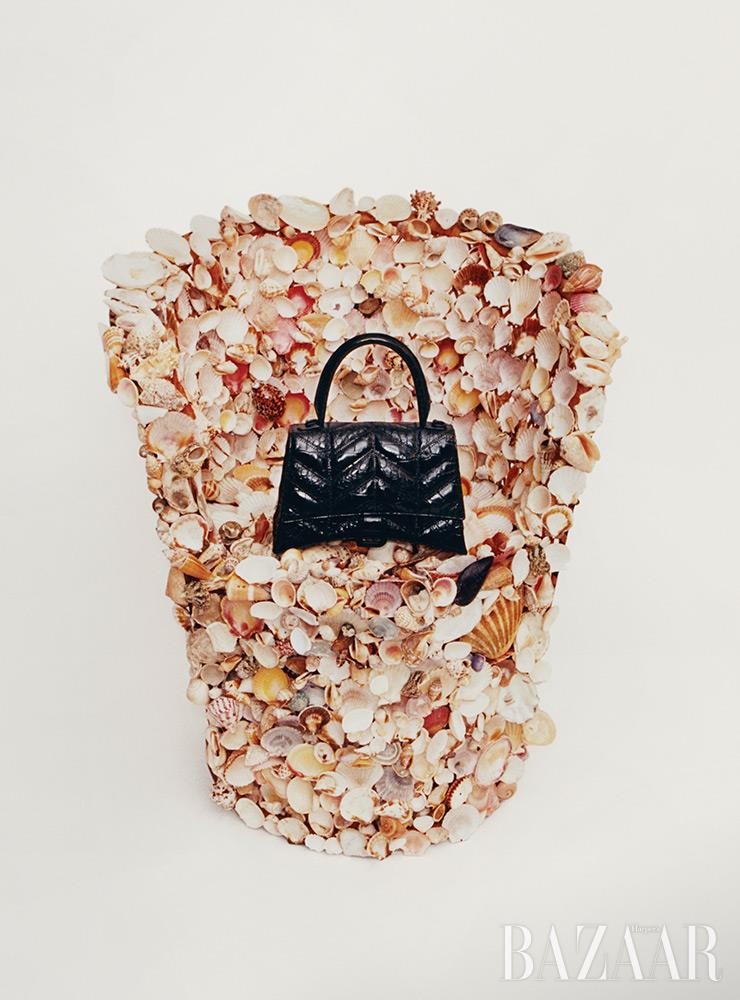 백은 Balenciaga.
