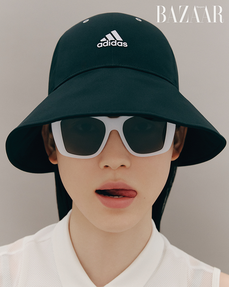 와이드 버킷햇은 5만1천원 Adidas Golf. 화이트 프레임 선글라스는 Miu Miu by Luxottica.