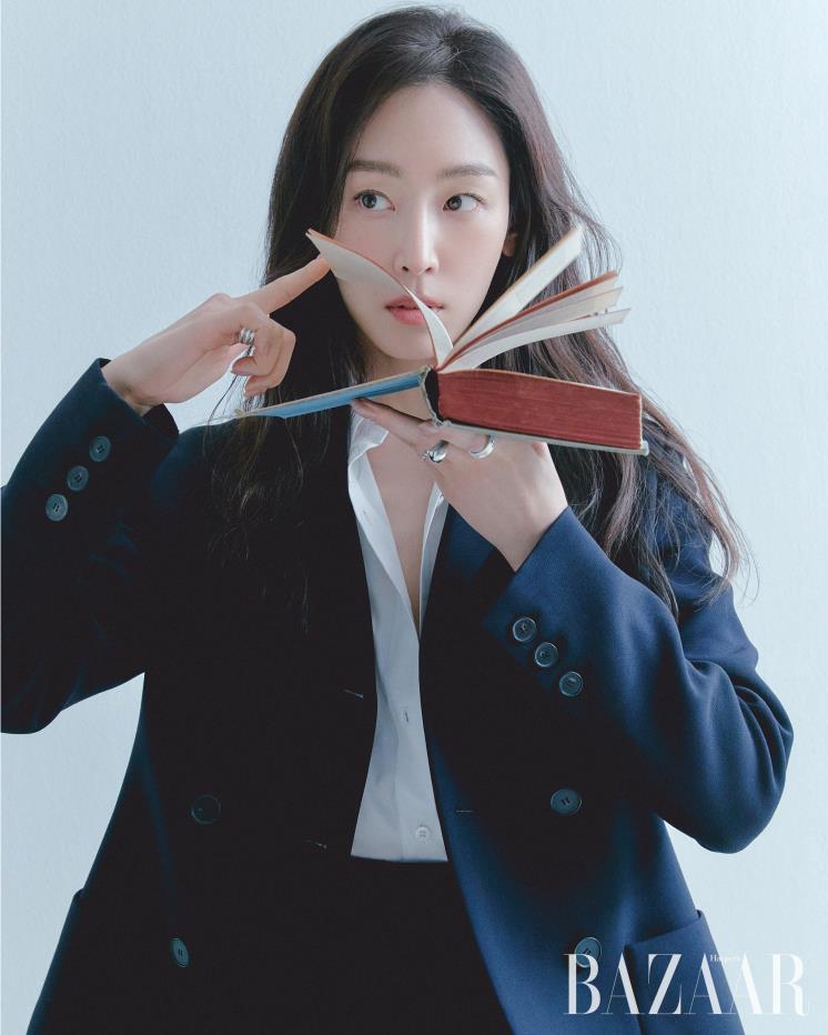 재킷, 셔츠, 쇼츠는 모두 Dior. 화보에서 계속 착용하고 있는 왼손 검지 반지는 HeradixAmondz. 중지 반지는 OdelieprexAmondz. 약지 반지는 EastindigoxAmondz.