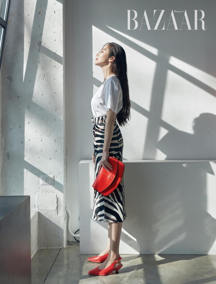 블라우스, 펜슬 스커트, 라운드 실루엣의 'C'백, 슬링백 슈즈는 모두 Tod's. 