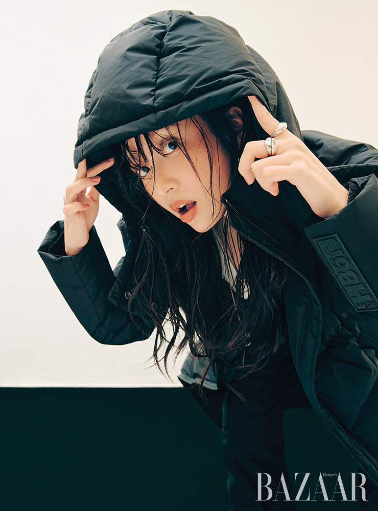 롱 패딩, ‘인터랙션’ 스니커즈는 Hogan. 탱크톱, 조거 팬츠, 귀고리, 반지, 목걸이, 양말은 모두 에디터 소장품.