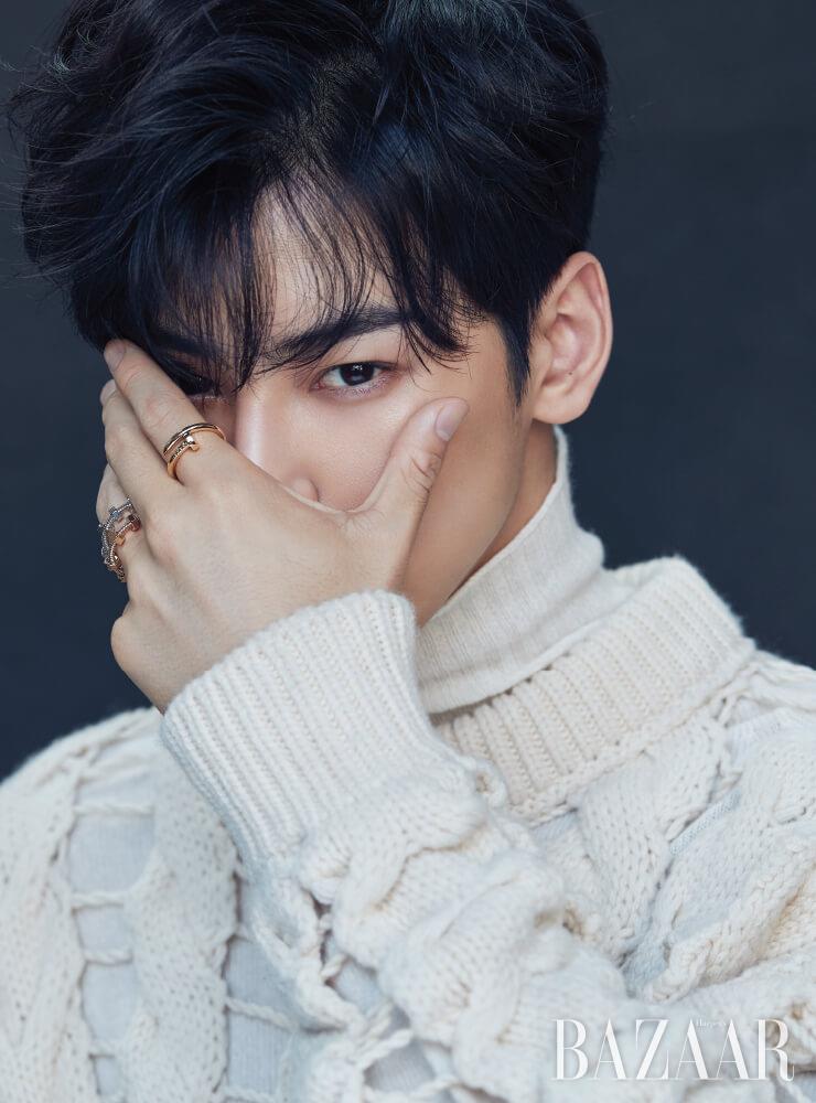 검지에 착용한 18K 옐로 골드의 ‘저스트 앵 끌루’ 링, 약지에 낀 화이트 골드, 핑크 골드의 ‘에크루 드 까르띠에’ 링은 모두 Cartier. 터틀넥은 Maraya. 스웨터는 Zilver by BOONTHESHOP.