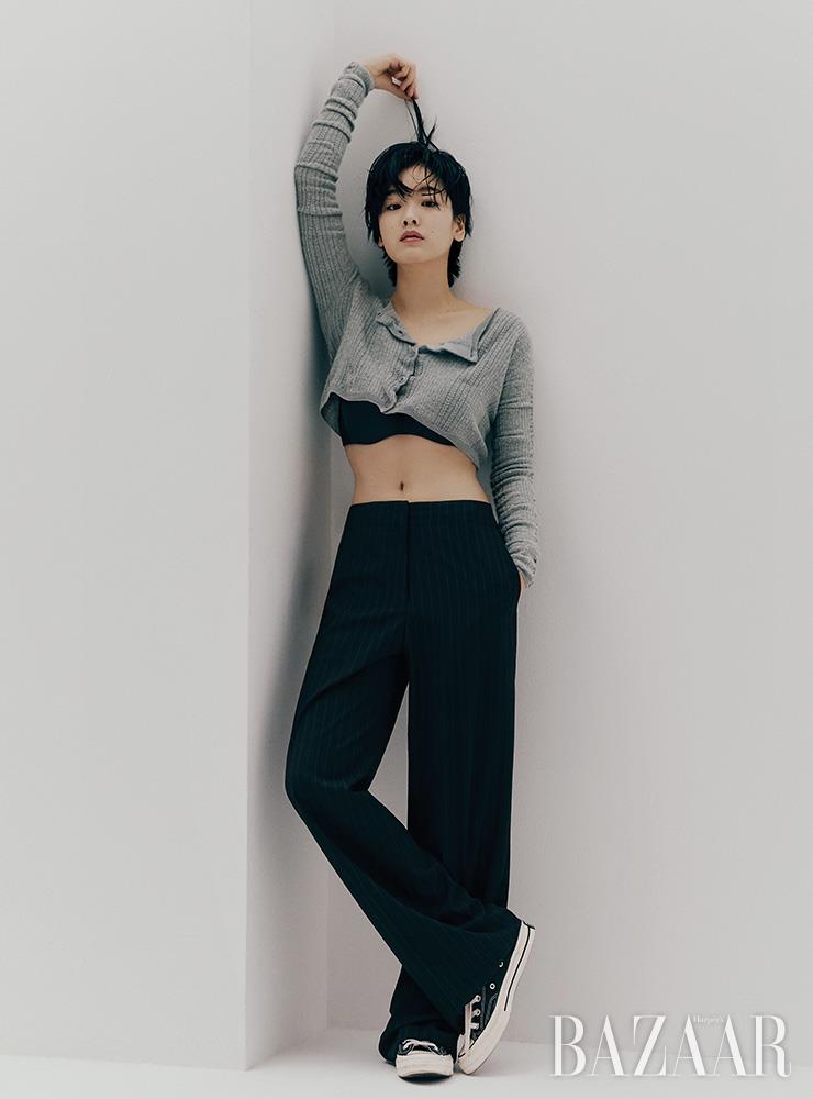 크롭트 가디건은 Miu Miu. 스트라이프 팬츠는 Instant Funk. 신발은 Converse. 이너는 스타일리스트 소장품.