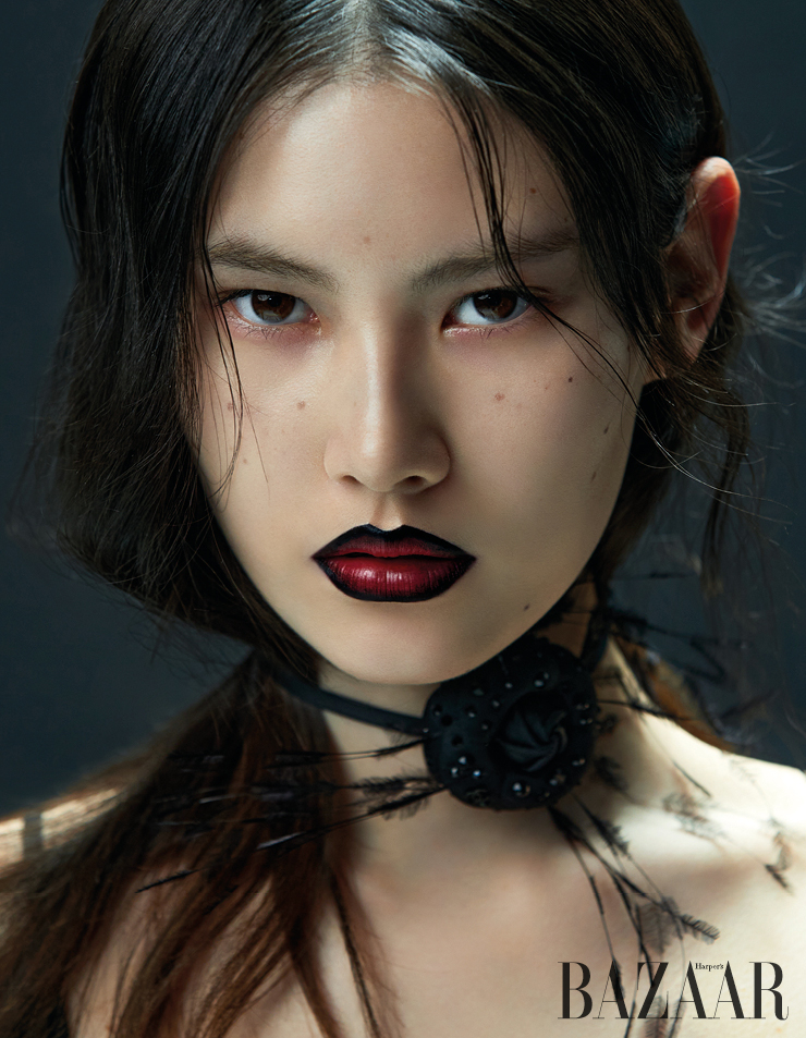 목걸이로 활용한 실크 폰지, 페더, 스트라스 소재의 브로치는 Chanel.
