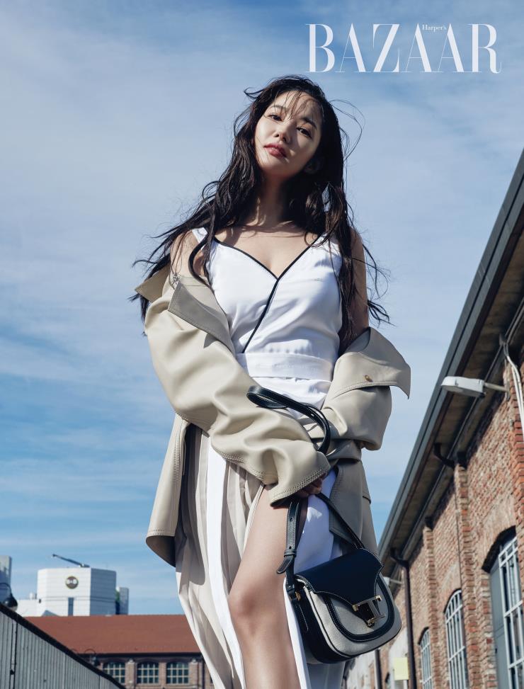 재킷, 슬립 드레스, 캔버스와 레더 소재가 더해진 '타임리스 T'백은 모두 Tod;s. 