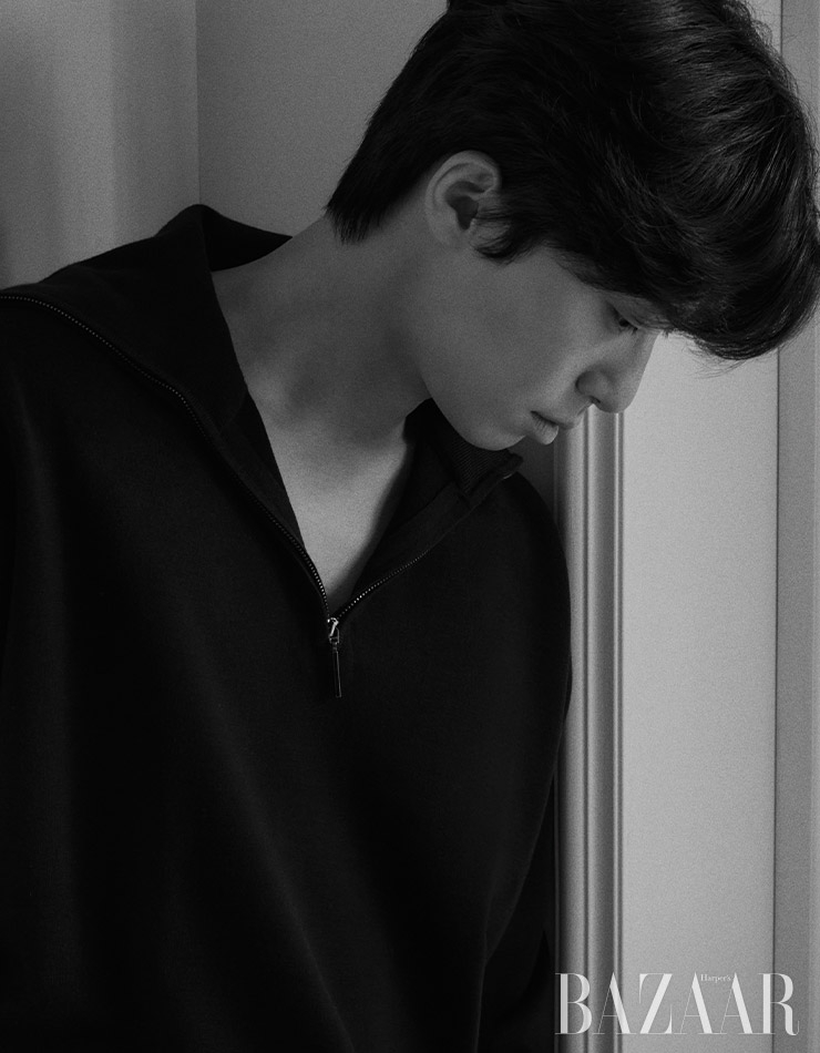 톱은 Studio Nicholson by Beaker.