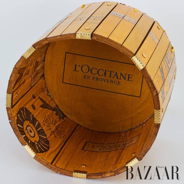 전통 가구에 쓰이던 금속 경첩을 활용해 장식하고 견고성을 높였다.