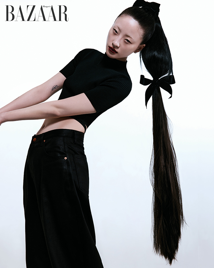 톱은 Maje. 데님 팬츠는 스타일리스트 소장품.
