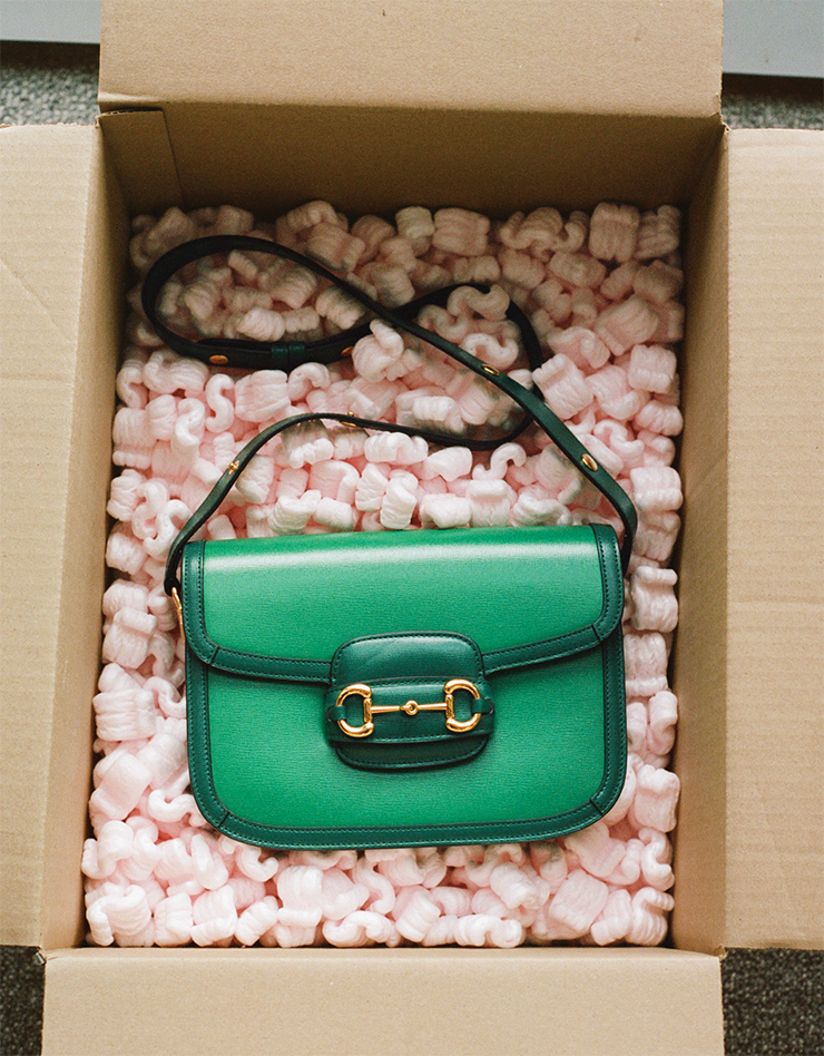 톤온톤 컬러가 돋보이는 숄더백은 Gucci.