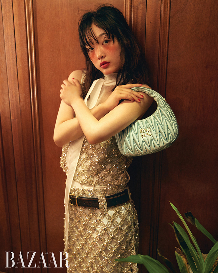 크리스털 네트 톱, 스커트, 이너 오간자 톱, 새틴 소재의 ‘미우 완더’ 백, 벨트는 모두 Miu Miu. 슬립은 스타일리스트 소장품.