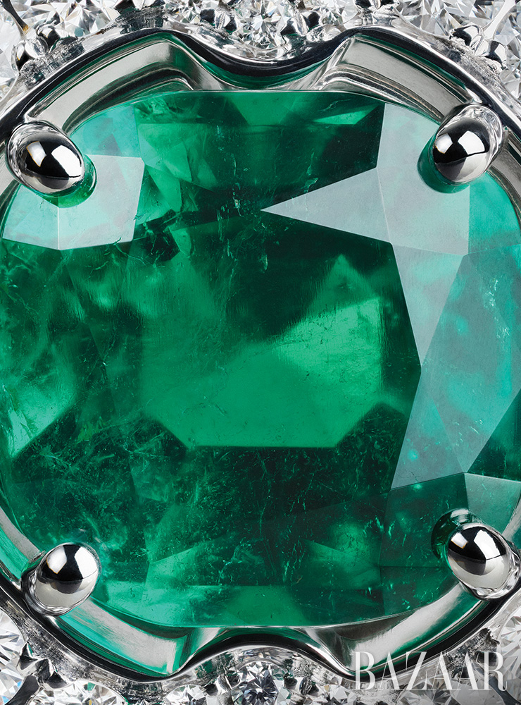 화이트 골드에 에메랄드와 다이아몬드가 장식된 반지는 3억원대 Bvlgari.