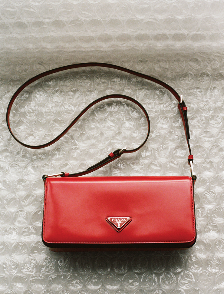 직사각형 모양의 스트랩 백은 Prada.