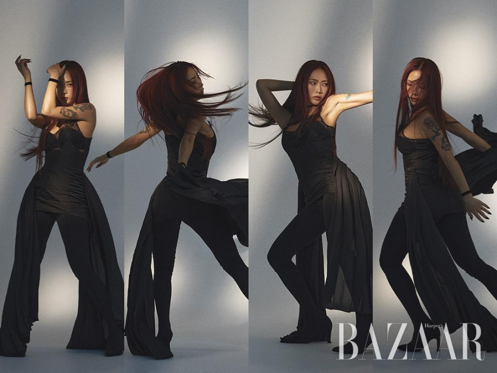 드레스, 레깅스 슈즈는 Bonbom. 초커, 브레이슬릿은 스타일리스트 소장품.