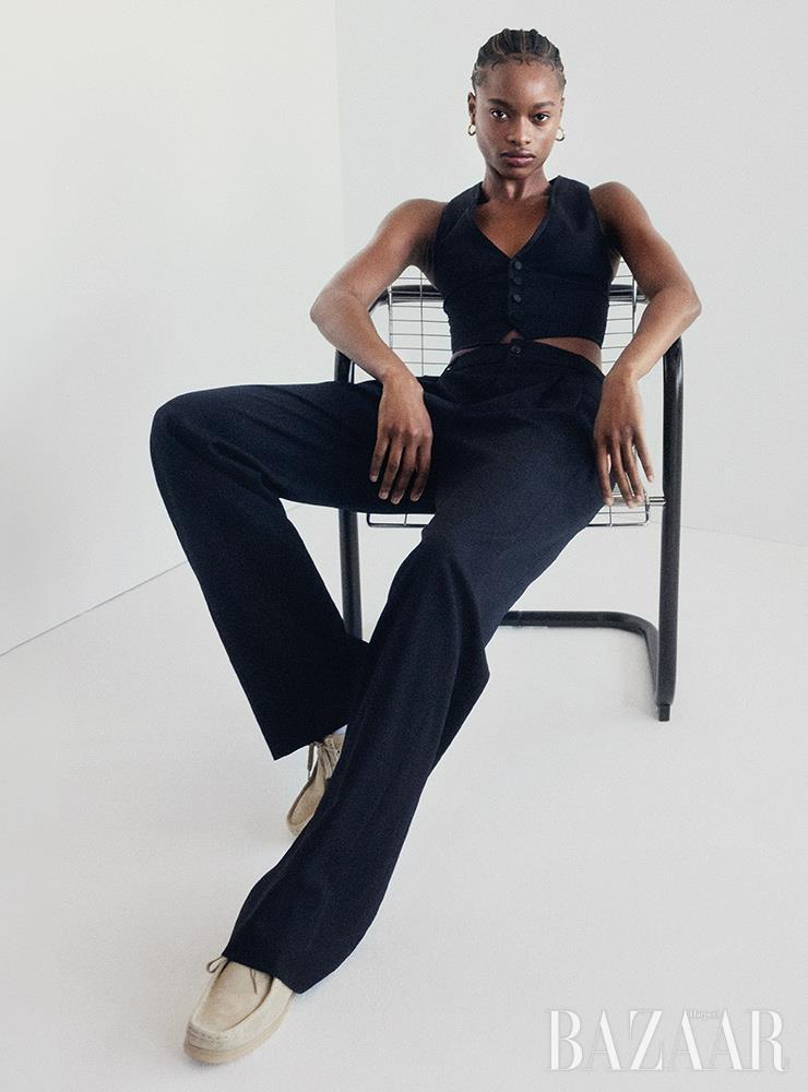 턱시도 베스트, 팬츠는 Saint Laurent by Anthony Vaccarello. 모든 룩에 착용한 귀고리는 Jennifer Fisher. 모카신은 Clarks Originals.