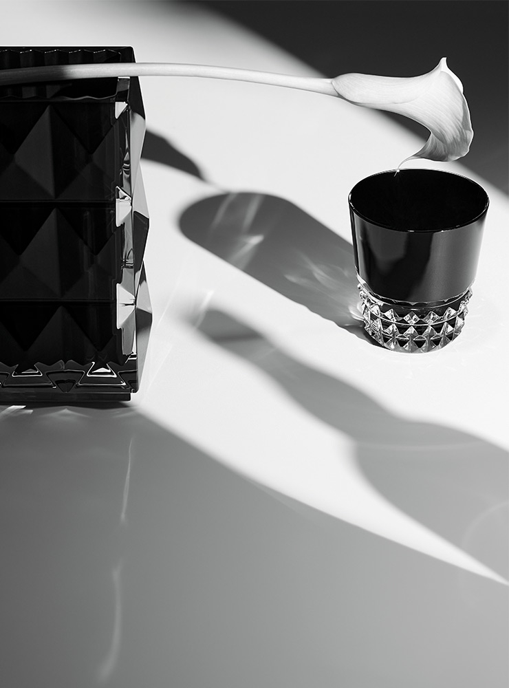 블랙 크리스털 소재 바카라 화병은 1백80만원대, 2개가 한 세트인 잔은 1백70만원대 Saint Laurent.