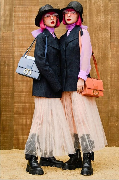 우아한 시폰 스커트에 전투용 군화가 떠오르는 프라다의 콤배트 부츠를 쿨하게 믹스 매치했다. 