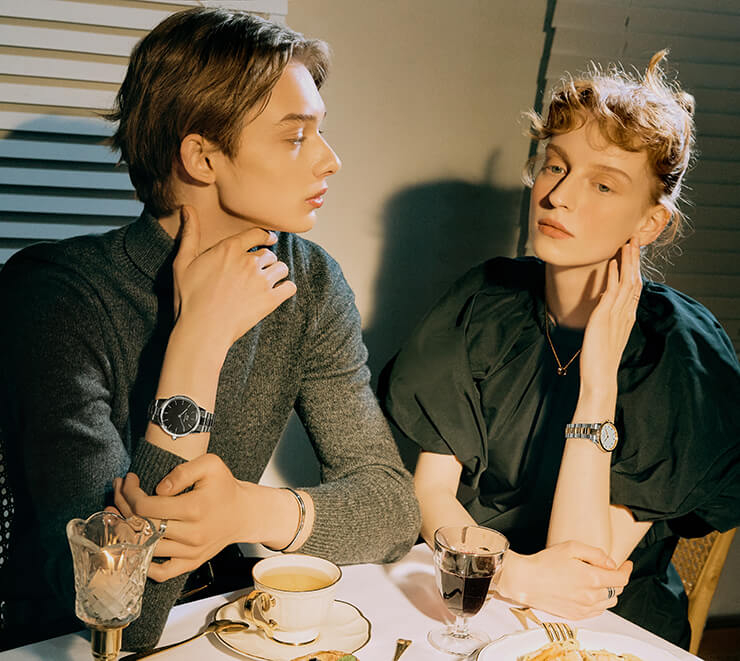 (남자) [ICONIC LINK 40MM 워치] 다니엘 웰링턴의 시그니처인 12인덱스 다이얼과 새롭고 모던한 실루엣으로 선보이는 남성 링크 워치. 29만8천원. ELAN 링 & ELAN 브레이슬릿 어떤 아웃핏에도 잘 어울리는 남녀 공용으로 제작된 주얼리. 각각 6만8천원, 9만8천원, 모두 다니엘 웰링턴. (여자) [ICONIC LINK LUMINE 28MM 워치] 보석 장식이 들어간 에그셸 화이트 다이얼과 빛나는 Swarovskiⓡ 크리스탈로 완성된 타임피스. 36만8천원. ELAN DUAL 링 & TRIAD 링 클래식한 실루엣에서 영감 받아 디자인된 링으로 레이어드에 제격. 각각 8만8천원, 9만8천원. 모두 다니엘웰링턴. 