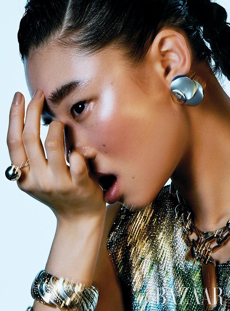 귀고리는 12만원 Tani by Minetani. ‘하드웨어 볼’ 반지는 Tiffani & Co.. 물결 모티프 뱅글은 John Hardy. 체인 팔찌는 Chrome Hearts. 로고 플라크 장식 체인 목걸이는 38만원 Portrait Report. 레이어링한 목걸이는 20만원대 Loren Stewart by Net-A-Porter.시퀸 플라워 톱은 8 Moncler Richard Quinn.