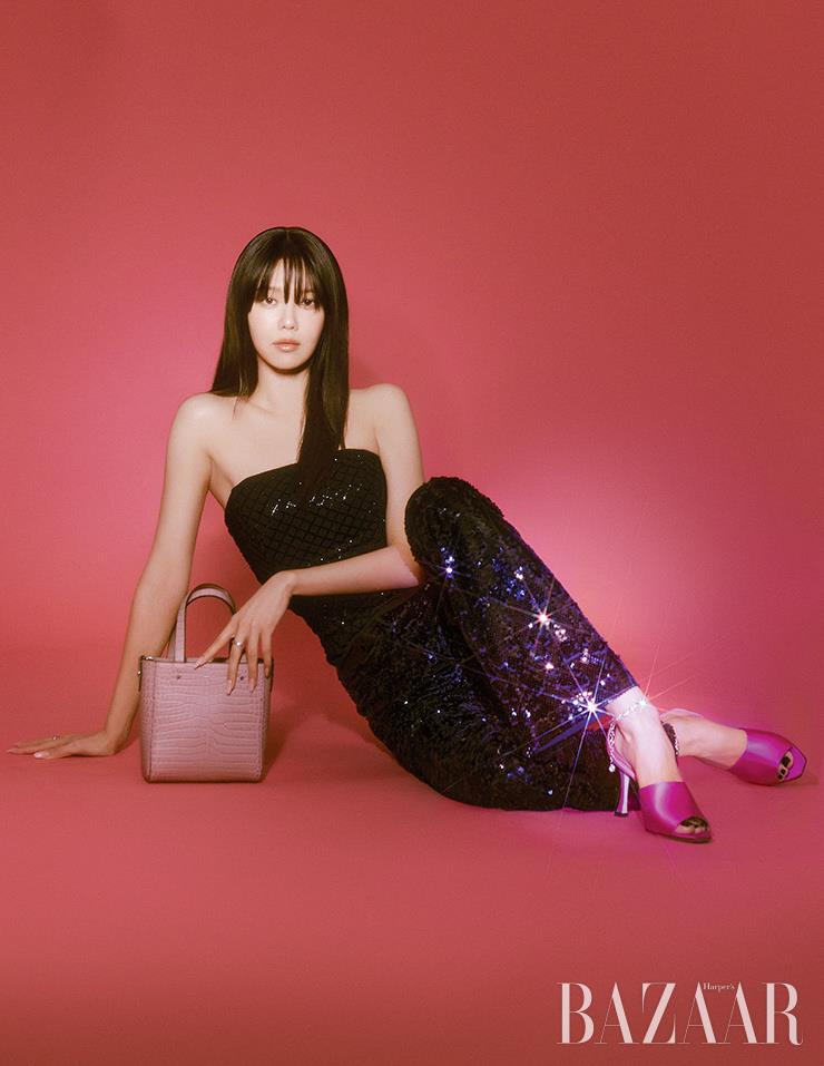 ‘페가시(Pegasi)’ 백은 1백14만원, 새틴 소재의 ‘에스에이이(SAE)’ 샌들은 1백39만원 Jimmy Choo. 톱은 11만원, 시퀸 장식 팬츠는 가격 미정 &Other Stories. 반지는 가격 미정 Pureblack by Amondz.