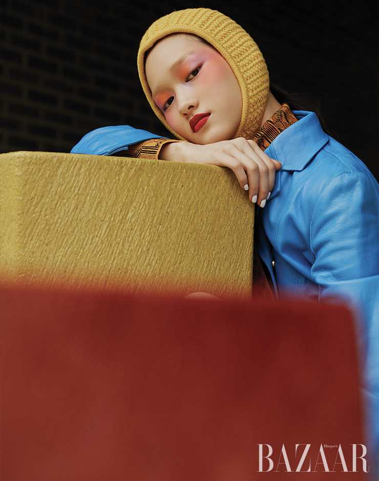 레더 재킷은 Salvatore Ferragamo. 터틀넥 톱은 1백47만원 Prada. 발라클라바는 Miu Miu. 클로이가 기대어 포즈를 취한 조각품은 김익영 작가의 <오각의 합주>.