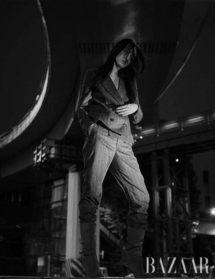 더블 버튼 재킷, 팬츠, 미들 부츠는 모두 Polo Ralph Lauren.