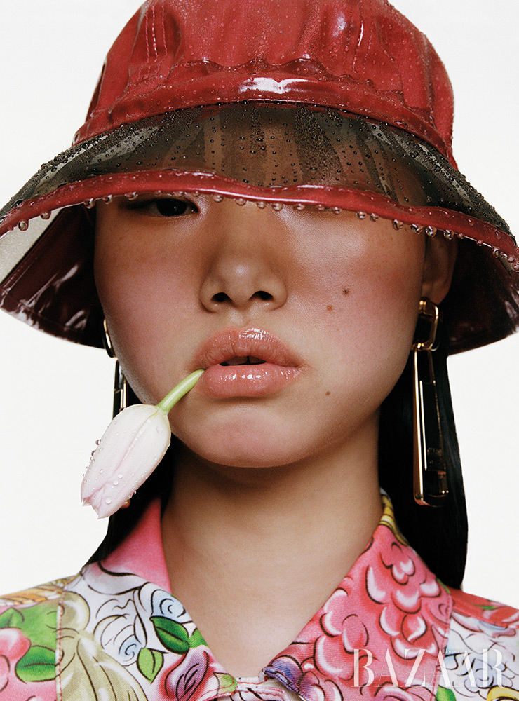 재킷, 지퍼 모티프 귀고리는 Moschino. 버킷 모자는 Kangol.